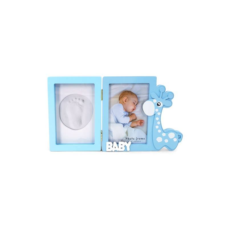 Marco de madera con huellas del bebé jirafa azul